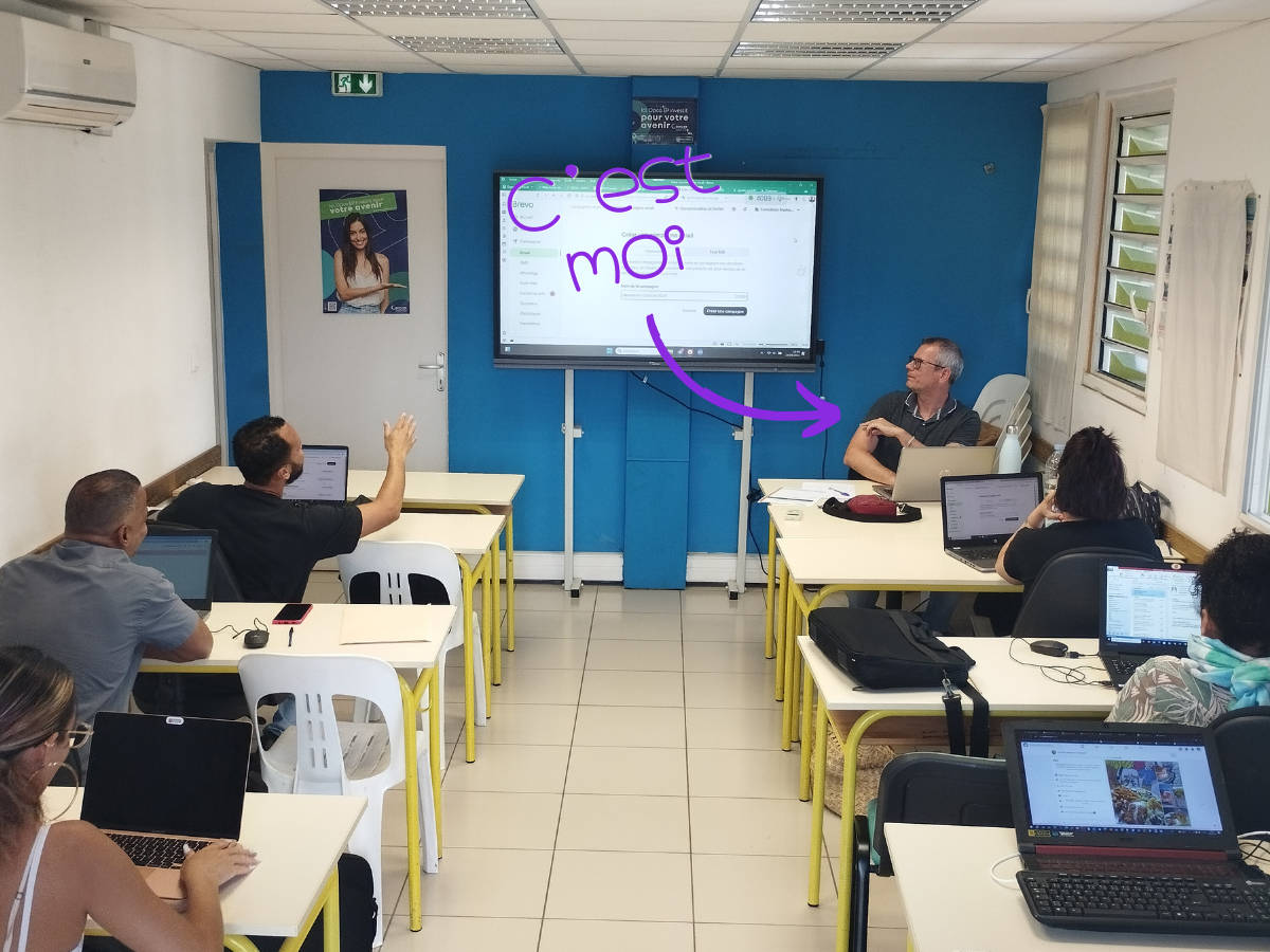 Clément Pilchen en train d’expliquer une stratégie digitale